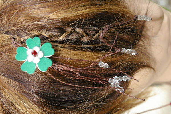 Natte Maïta fleur verte et strass rouge Trés petite longueur 5 € , longueur 10 cm et longueur du fils d'attache 14 cm #Dreads#atebas#BOHO#Macramé#BIJOUX#Cheveux#Unique#tresse#mariage#Amour#Accessoires de coiffure